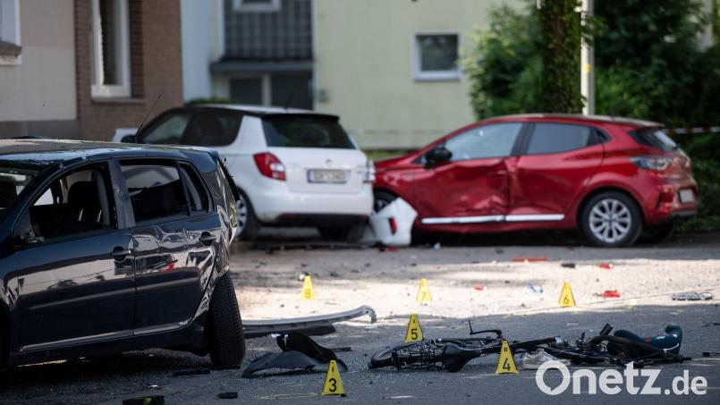 Ein Fahrrad und ein verlorener Schuh liegen auf der Fahrbahn - zwei Kinder sterben bei einem tragischen Unfall. Bild: Fabian Strauch/dpa