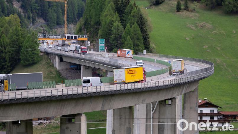 Immer mehr Autos und Lastwagen auf der Brennerautobahn sorgen seit Jahren für Streit zwischen Bayern, Österreich und Italien. (Archivbild) Bild: Sven Hoppe/dpa