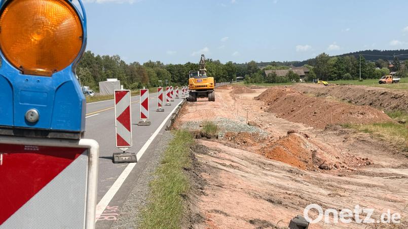 An der Staatsstraße 2166 rollen die ersten Maschinen. Hier entsteht die Linksabbiegespur für die künftige Ortsumgehung. Bild: Gabi Schönberger