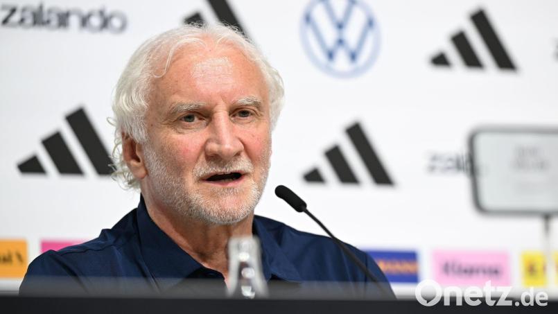 Rudi Völler: „Wir sind da, um eine Weltmeisterschaft zu spielen. Das geht vor.“ Bild: Federico Gambarini/dpa