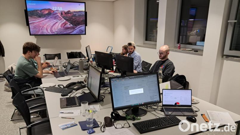 Blick in die Wahlzentrale von Oberpfalz-Medien am Wahlabend 8. März 2026. Das KI-Team der Redaktion wurde bei der Ergebnisauswertung durch Künstliche Intelligenz unterstützt von zwei Mitarbeitern des Systemdienstleisters HUP GmbH aus Leipzig. Bild: Thomas Schaller