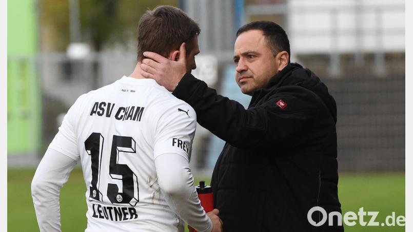 Faruk Maloku, Trainer des ASV Cham, muss seine Spieler auf die SpVgg Greuther Fürth II als Gegner in der Regionalliga-Relegation einstellen. Bild: Gerhard Büttner