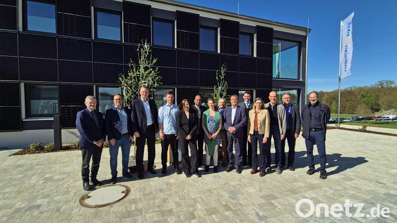 Stadtwerke-Vorstand Ludwig Haslbeck (Sechster von rechts) und Bürgermeister Rudolf Seidl (Dritter von links) freuten sich im Kreis der Ehrengäste über die Einweihung des neuen Gebäudes. Bild: Anita Alt/Stadt Maxhütte-Haidhof