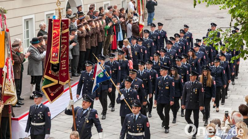 Beim 150. Geburtstag der Feuerwehr Zell am See in 2018 marschiert die Teunzer Feuerwehr an der Ehrentribüne vorbei. Die Zeller Wehr revanchiert sich beim Teunzer Jubiläum am Wochenende ebenfalls mit einer starken Abordnung. Archivbild: Tobias Krafczyk