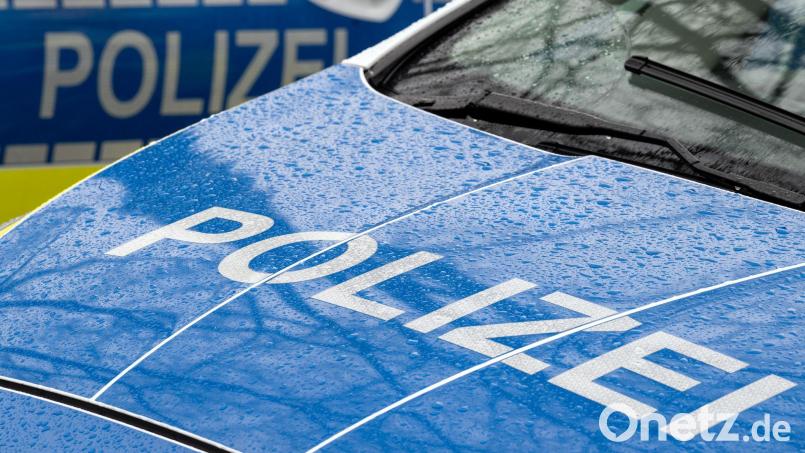 Nach der Kollision mit einem Pedelec an einer Kreuzung in München-Neuperlach schleuderte ein Auto in geparkte Fahrzeuge. (Symbolbild) Bild: Soeren Stache/dpa