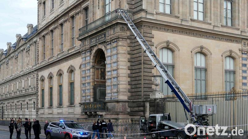 Erst lieferte der Louvre-Raub Stoff für ein Enthüllungsbuch, jetzt wird der Einbruch auch verfilmt.(Archivbild) Bild: Dimitar Dilkoff/AFP/dpa