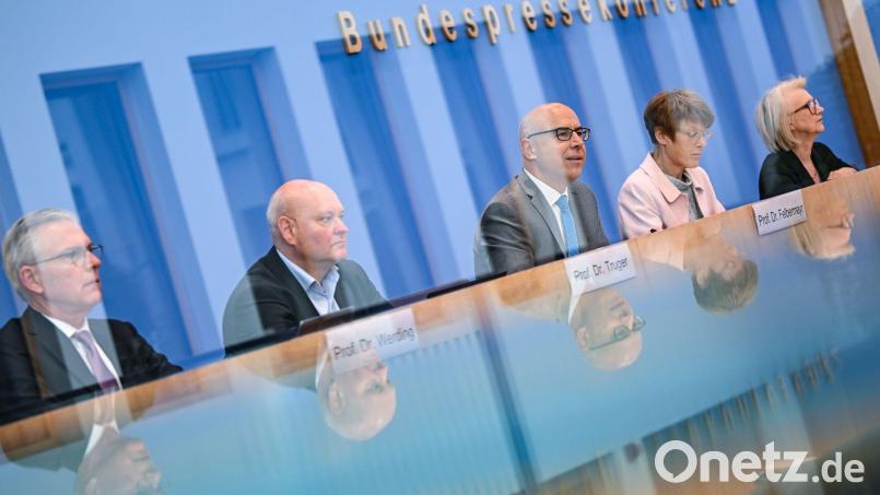 Die „Wirtschaftsweisen“ warnen vor explodierenden Kosten, sollte es keine Reformen in der gesetzlichen Kranken- und Pflegeversicherung geben. Bild: Britta Pedersen/dpa