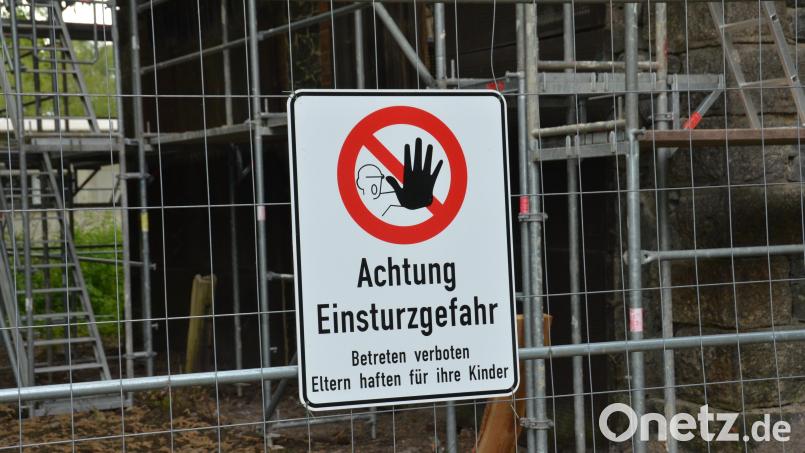 Über viele Jahre hinweg blieb der Lokschuppen weitgehend sich selbst überlassen. Witterung, Alter und fehlende Instandhaltung führten dazu, dass sich der bauliche Zustand zunehmend verschlechterte. Inzwischen ist die Sicherung und Sanierung des historischen Bauwerks zu einer dringenden Aufgabe geworden. Bild: dob