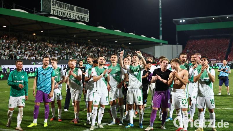 Die Fürther Spieler feierten den Erfolg in der Relegation. Bild: Daniel Karmann/dpa