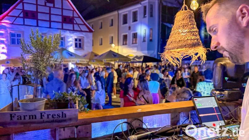 Christoph Schuster (rechts im Bild) richtet mit dem ESV nicht nur das Altstadtfest am Eichenforstplatz aus, nein, er wird auch selbst wieder auflegen. Archivbild: Petra Hartl