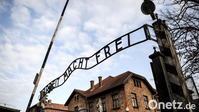 Der Schriftzug „Arbeit macht frei“ stand über den Toren mehrerer Konzentrations- und Vernichtungslager. (Symbolbild) Bild: Britta Pedersen/dpa-Zentralbild/ZB