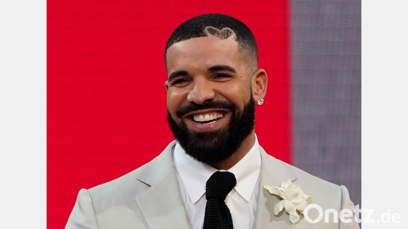 Drake überraschte seine Fans diesen Monat mit gleich drei neuen Alben. (Archivbild) Bild: Chris Pizzello/Invision/AP/dpa