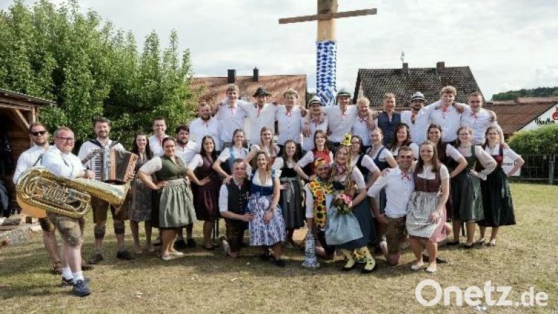 Rund um den Kirwabaum war in Gebenbach wieder viel los. Zum neuen Oberkirwapaar wurden Isabelle Zintl und Benedict Stempel gekürt. Bild: Sophia Pfab