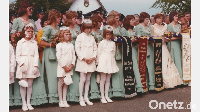 Festdamen und Festmädchen beim 100-jährigen Gründungsjubiläum 1975. Bild: Archiv FFW Kleinschwand
