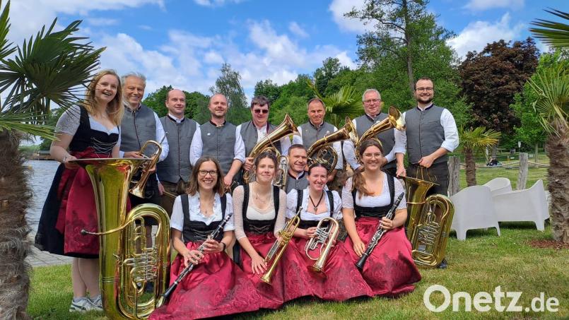 Ihren Beitrag zum Gelingen des vielversprechenden Musikabends leistet auch die Liedertafel. Der Männerchor geht auf eine musikalische Weltreise. Bild: Robert Dotzauer