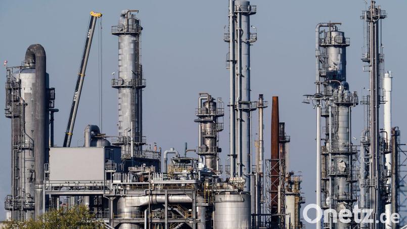 Der Chemie als drittgrößter deutschen Industriebranche nach dem Auto- und Maschinenbau setzen teure Energie, Wettbewerb mit Asien, die schwache Konjunktur und Überkapazitäten bei Basischemikalien zu. (Archivbild) Bild: Uwe Anspach/dpa