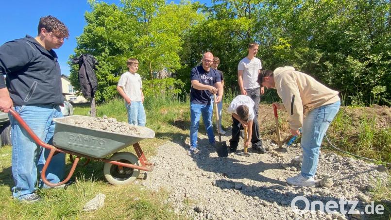 Die 8. Klassen der Wirtschaftsschule Schwandorf legen im "Garten des Herrn" bei der Schwarzenfelder Pfarrkirche ein Biotop an. Es entsteht der Lebensraum Tümpel. Bild: Bernhard Gohlke/Heinz-Sielmann-Stiftung