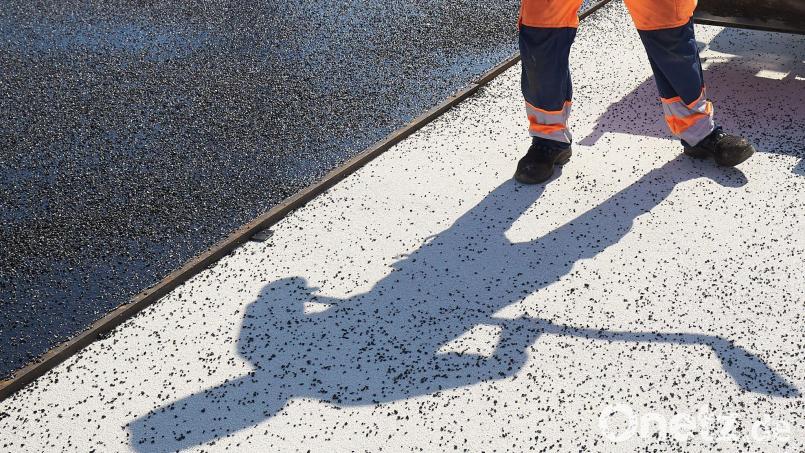 Auf der Baustelle für Straßenbau eskaliert ein Streit. (Symbolbild) Bild: Thomas Frey/dpa