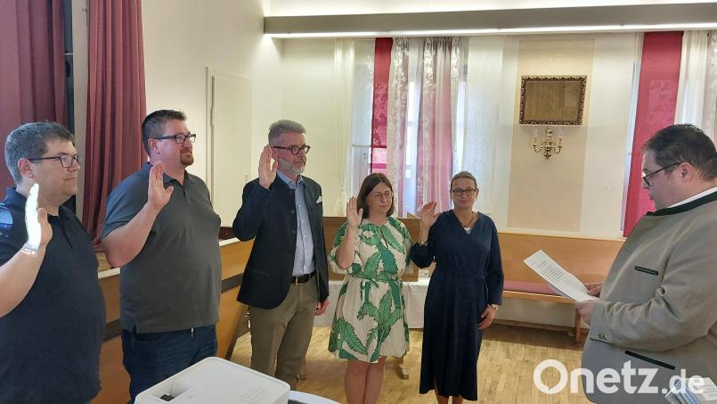 Die Vereidigung der neuen Gemeinderatsmitglieder nahm Bürgermeister Christian Beyer (rechts) vor: Michael Schöner (von links), Andreas Schaller, Udo Brückner, Stefanie Bär und Dr. Martina Weidner. Bild: mfh