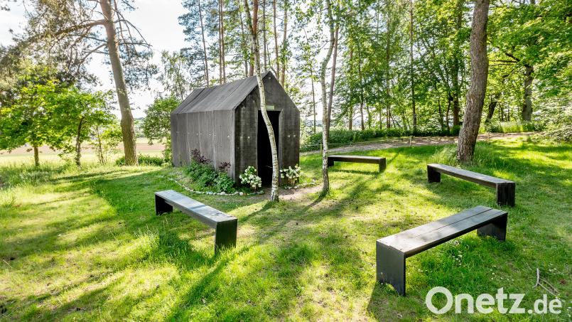 Ausschließlich aus Asphalt besteht die Kapelle von Künstler Wilhelm Koch. Ein schönes Ausflugsziel am Waldrand oberhalb von Etsdorf. Auch der Spaziergang dorthin ist interessant – man begeht dazu den künstlerisch gestalteten Kreuze-Weg. Bild: Marcus Rebmann