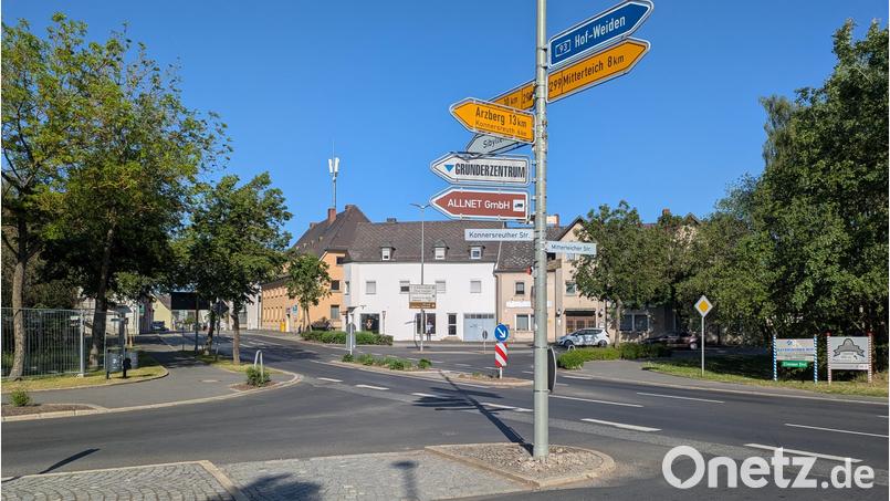 Die neue Bundesstraße verläuft im Bereich der Kreuzung der Münchenreuther Straße und am früheren Bahnübergang (Bild) in der Mitterteicher-/Prinz-Ludwig-Straße in Troglagen. Die werden aber nicht vor 2028 errichtet. Im Hintergrund das Postgebäude, in dem das Bauamt Amberg-Sulzbach eine Außenstelle eingerichtet hat. Das weiße Gebäude (Mitte) nebenan wird im Herbst abgebrochen. Bild: pz