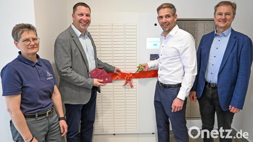 Oberbürgermeister Michael Fritz (3. von links) übergab zusammen mit Referatsleiter Dr. Bernhard Mitko (rechts), Amtsleiter Martin Schafbauer (2. von links) und der Sachgebietsleiterin Andrea Schlosser (links) die Dokumenten-Abholbox offiziell ihrer Bestimmung. Bild: Simon Hauck, Stadt Amberg