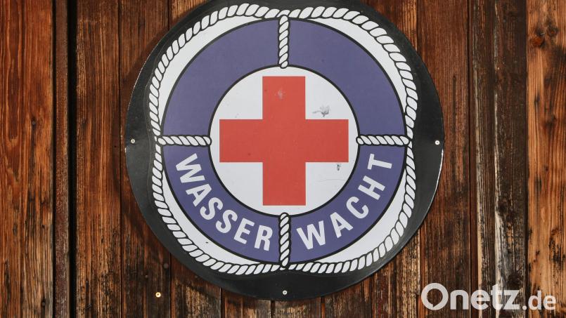 Ein Bootsunfall bei Klardorf alarmiert Feuerwehr und Wasserwacht. Zwei junge Menschen kentern. Ihr Boot wird geborgen. Symbolbild: Karl-Josef Hildenbrand