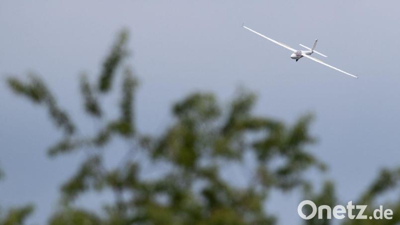 Das Flugzeug stürzte nahe der bayerischen Grenze ab. (Symbolbild) Bild: Friso Gentsch/dpa