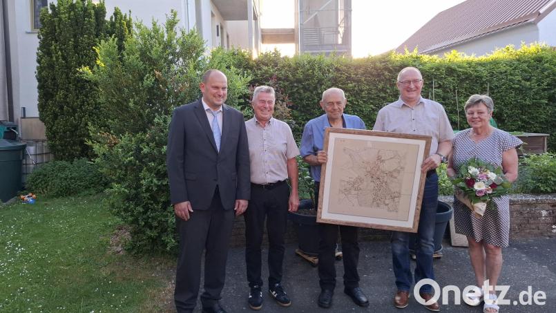 Bürgermeister Thomas Kleber (von links) verabschiedet offiziell seinen Vorgänger Reiner Gäbl, die Markträte Karl Roth und Siegfried Wild sowie Markträtin Brigitte Warta sowie in Abwesenheit Albert Grießl. Bild: gz