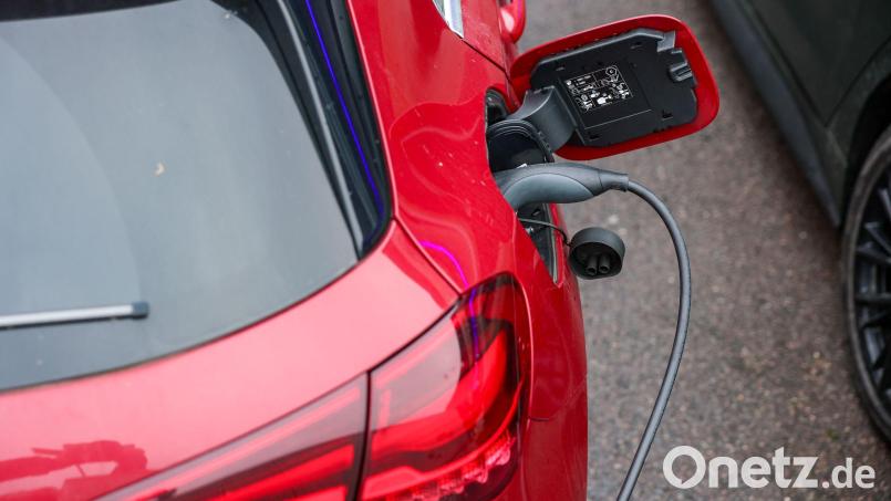 Ein Elektroauto an einer Ladesäule. E-Autos gewinnen laut HUK Coburg stark an Zuspruch. (Symbolbild) Bild: Jan Woitas/dpa