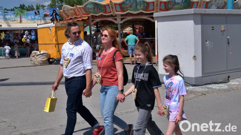Familie Großehagenbrock, die "Dultfamilie 2026", spaziert über die Amberger Dult. Bild: Valerie Preiß