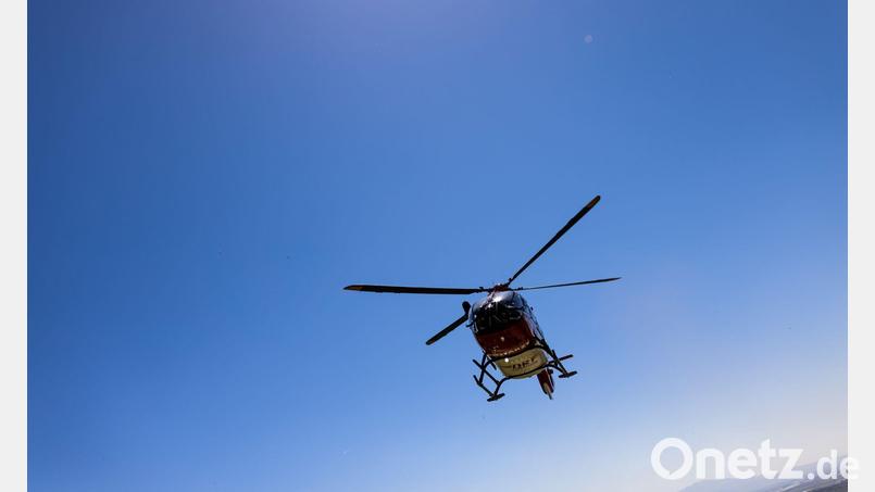 Mit dem Rettungshubschrauber kommt der Jugendliche ins Krankenhaus, dort stirbt er Tage später. (Symbolbild) Bild: Philipp von Ditfurth/dpa