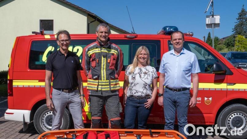 Die Spendenübergabe vor dem Feuerwehrgerätehaus Freudenberg-Wutschdorf mit 1. Bürgermeister Reiner Wiedenbauer, 1. Kommandant Peter Meßmann, Geschäftsführerin Alexandra Wieczorek sowie Geschäftsführer Thomas Graf. Bild: Steuerseminare Graf