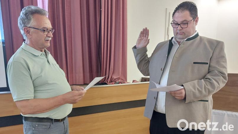 Wolfgang Rattei (links), das älteste Gemeinderatsmitglied, vereidigte Bürgermeister Christian Beyer. Bild: mfh