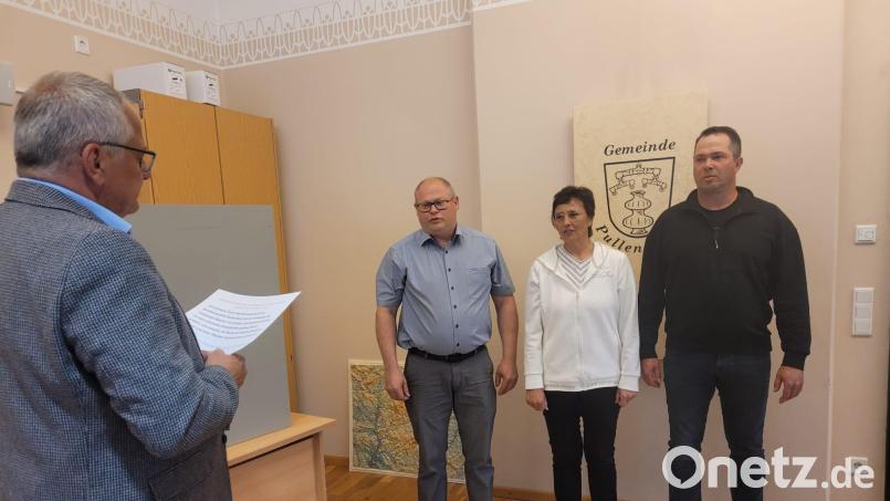Bürgermeister Hubert Kraus (links) bei der Vereidigung der drei neuen Gemeinderatsmitglieder: v.li. Thomas Wegmann (FW), Eva-Maria Panzer (UWG) und Martin Sticht (CSU). Bild: exa