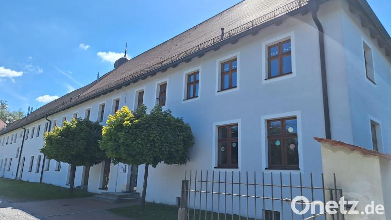 Die Sozialpädagogische Tagesstätte befindet sich in einem städtischen Teil des Pfreimder Klosters und ist über die Gebäuderückseite zugänglich. Bild: bl