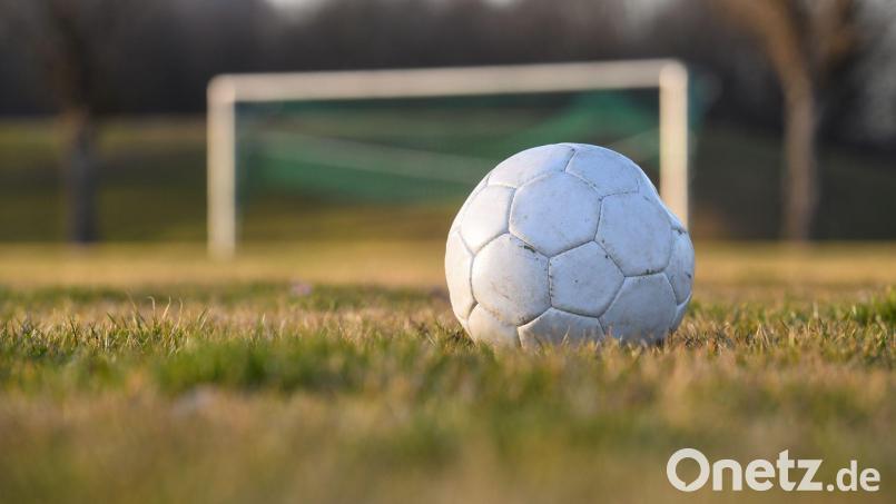 Ein Amateurfußballer aus dem Landkreis Celle ist für ein halbes Jahr gesperrt worden. (Symbolbild) Bild: Tobias Hase/dpa