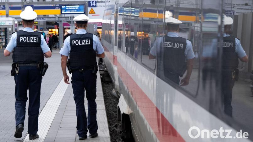 Am Wochenende verstärkt die Polizei ihre Präsenz an Bahnhöfen. (Symbolfoto) Bild: Sven Hoppe/dpa