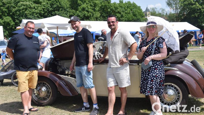 Das älteste Vehikel stammte aus dem Jahr 1938. Sein aus Pfaffenhofen/Ilm kommender Besitzer hatte diesen DKW F7 der Auto Union mitgebracht. Christian Lautenschlager und Bastian Dürnhofer (von links), Chefs des Audi-VW-Evolution Teams aus Vilshofen, sahen sich den Oldtimer natürlich auch an. Bild: Paul Böhm