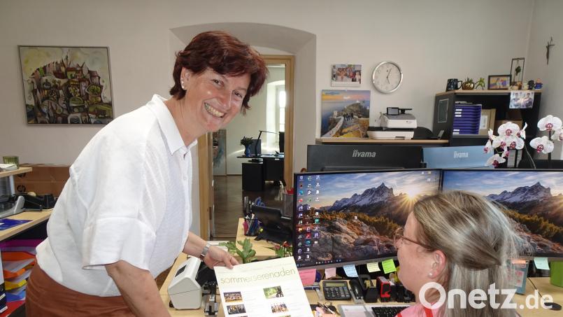 Bürgermeisterin Tanja Kippes (links) bespricht im Vorzimmer des Rathauses Neustadt/WN mit Ramona Hermann den Plakatentwurf für die Sommerserenaden. Bild: ui