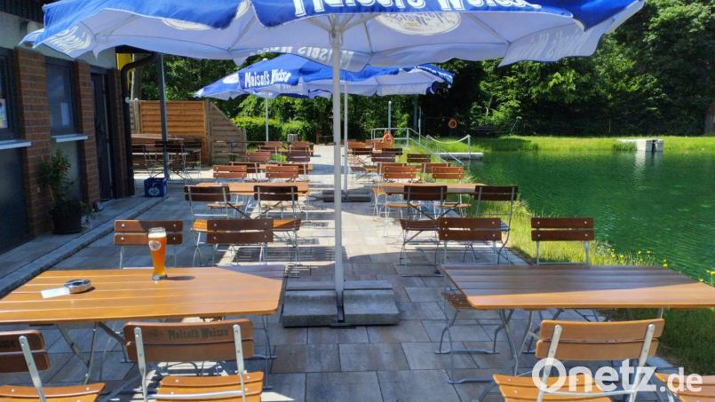 Die Terrasse mit Kiosk direkt am Badeweiher. Bild: Thomas Graf/exb