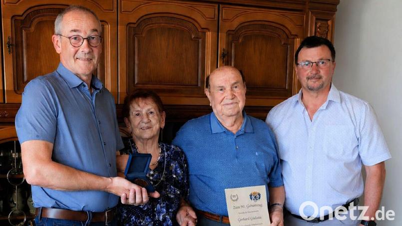 Gerhard Gattaut (Zweiter von rechts) feierte 90. Geburtstag in Rieden. Zu den ersten Gratulanten zählte natürlich seine Frau Maria. Glückwünsche überbrachten auch Riedens Bürgermeister Erwin Geitner (links) und der evangelische Pfarrer Alfredo Malikoski. Bild: gau