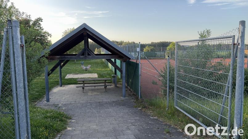 Hier neben dem Stodelwirt soll der Mehrgenerationenpark entstehen – bestehende Spielgeräte und Tennisplätze werden eingebunden. Bild: ge