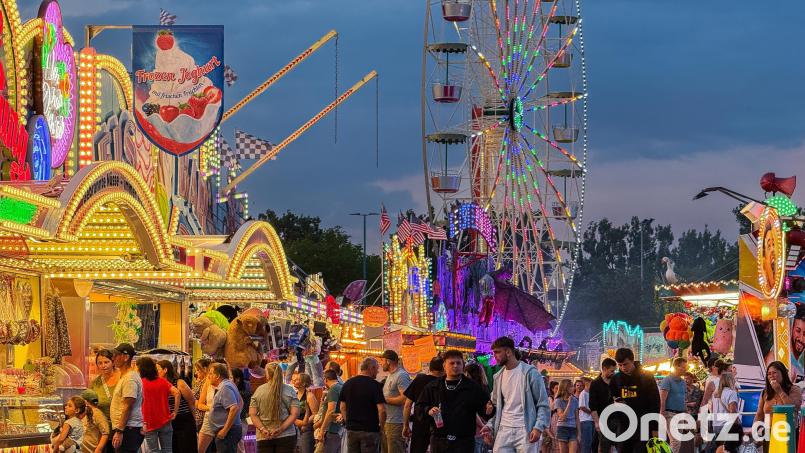Angesichts der Hitze tagsüber zogen es die Besucher vor, erst abends, wenn es kühler war, auf die Dult zu kommen. Bild: Stephan Huber
