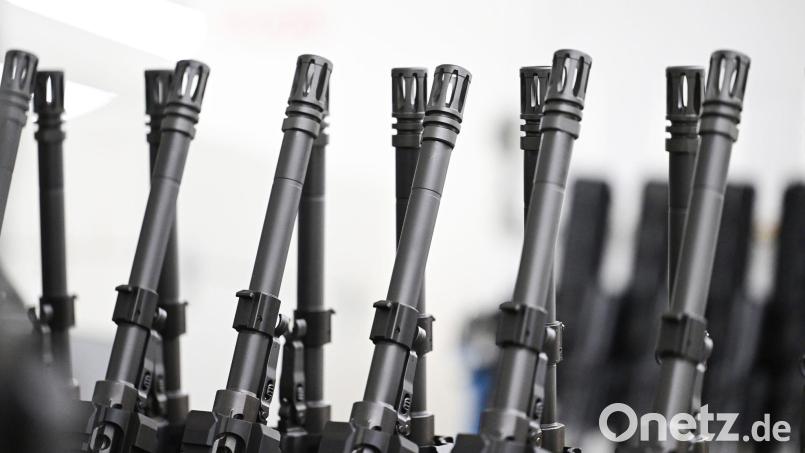 Stahl an Stahl: Die Läufe von Sturmgewehren in der Produktion von Heckler & Koch. Bild: Bernd Weißbrod/dpa
