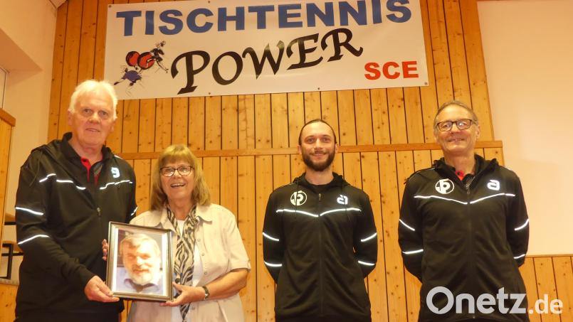 Das Trainertrio (von links): Dieter Sporr, Philipp Bayer und Manfred Kleber halten Kontakt mit Karin Reul, die 1976 mit ihrem Ehemann Albrecht (Bild) den Grundstein für den Tischtennissport in Eschenbach gelegt hat. Bild: rn