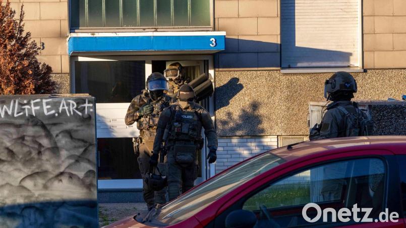 Polizei durchsucht neun Objekte in drei Städten wegen Verdachts auf Drogen- und Waffenhandel. Bild: Justin Brosch/dpa