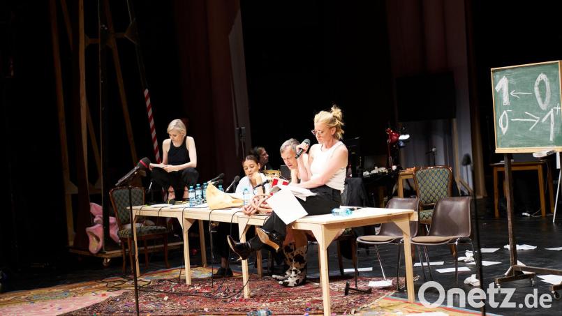 Die Schauspielerinnen Mavie Hörbiger (l-r), Azaria Dowuona-Hammond, Sebastian Rudolph und Caroline Petersund bei der Leseprobe von Elfriede Jelineks „Unter Tieren“ im Burgtheater. Bild: Tommy Hetzel/Wiener Burgtheater/dpa