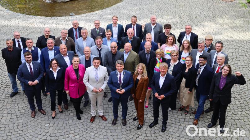 Sieben Stimmen aus dem 40-köpfigen Weidener Stadtrat gingen bei der Wahl zum Dritten Bürgermeister an den AfD-Kandidaten Ferdinand Adam. Das ist eine Stimme mehr, als die Fraktion Sitze hat. Im Bild ist Adam der Zweite von links. Bild: Christina Liedl/Stadt Weiden