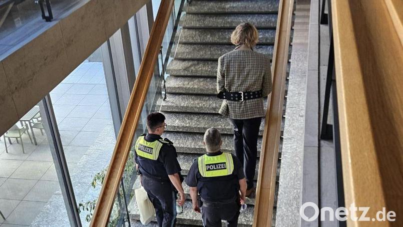 Auch zum fünften Verhandlungstag erschien der Angeklagte in Hand- und Fußfesseln bei Gericht. Mindestens zwei weitere Verhandlungstage sind geplant, möglicherweise ist aber auch dann noch kein Ende in Sicht. Bild: jak